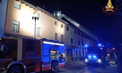 Tetto in fiamme a Galliate: intervento dei vigili del fuoco