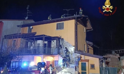 Tetto in fiamme a Comignago: intervento dei vigili del fuoco