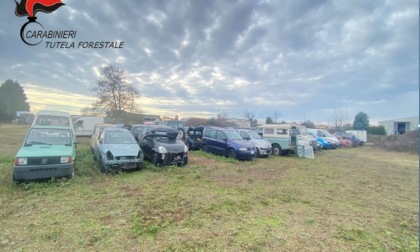 Sigilli ad un autodemolitore di Novara: 200 carcasse di veicoli non bonificate