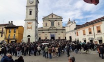 Una folla commossa a Cameri al funerale di Gino Fedele - VIDEO