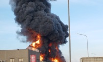 Incendio a San Pietro Mosezzo: "Possibili rischi per la salute e l'ambiente, chiudete le finestre"