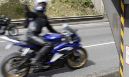 Autovelox Arona: motociclista fotografato a braccia alzate a 140 km/h