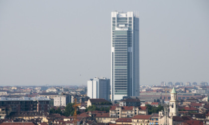 Ventenne si getta dal grattacielo Intesa San Paolo