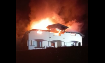 Spaventoso incendio a Oleggio Castello: pompieri in azione per tutta la notte