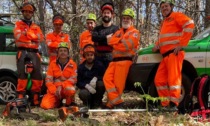 Volontari di Varallo Pombia in azione per ripulire i boschi e riparare le giostre