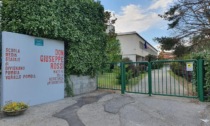 Lavori in corso a Varallo per ripristinare il pannello delle scuole dedicato a Don Rossi