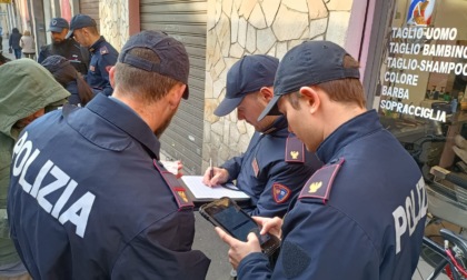 La Polizia di Novara ha multato un barbiere cittadino per un dipendente non in regola