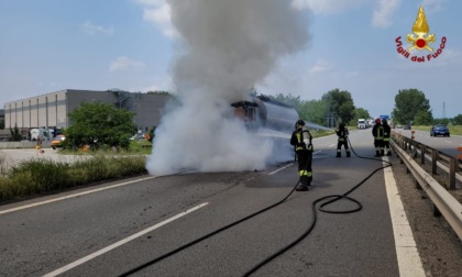 Camion in fiamme sulla tangenziale di Novara