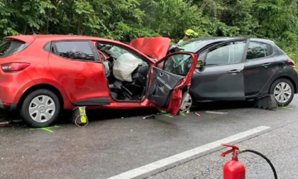 Terribile frontale tra due auto: morti una 24enne e un 18enne