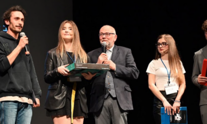 Gli attori del liceo Antonelli vincono il Festival internazionale di teatro scolastico