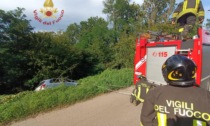 Incidente a Borgo Ticino: uomo estratto da auto in bilico su una scarpata