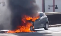 Auto divorata dalle fiamme in corso della Vittoria - IL VIDEO