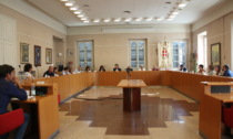 Bagarre in Consiglio comunale a Borgomanero: seduta sospesa per le interferenze con il pubblico