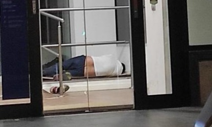 Dopo la biglietteria della stazione, lo trovano a dormire nel locale bancomat