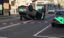 Borgomanero: auto sbanda, colpisce le auto in sosta e si ribalta - IL VIDEO