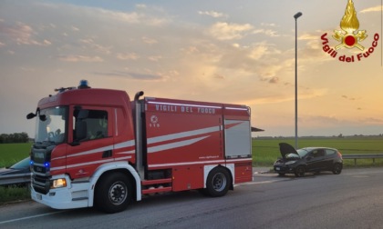 Auto in fiamme, intervento tempestivo dei vigili del fuoco