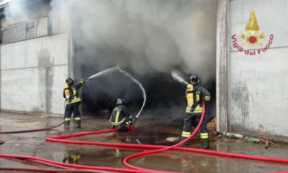 Capannone a fuoco a Sillavengo: intervento dei pompieri ancora in corso