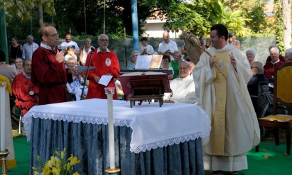 La comunità parrocchiale di Lesa ha salutato il parroco don Mauro Baldi