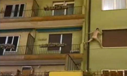 Raduno Spazzacamino Val Vigezzo: turista nudo sul balcone, multato