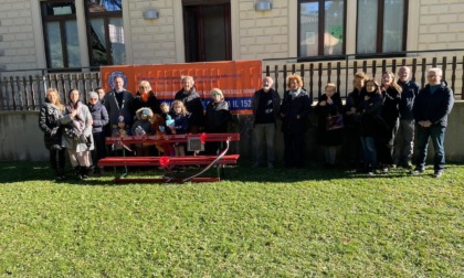 Inaugurata la “Panchina Rossa” nel giardino del municipio di Comignago