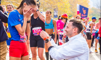 Corre la Maratona di New York e al traguardo riceve la proposta di nozze