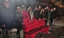 La panchina rossa di Castelletto è più forte dei vandali: inaugurata nuovamente dopo i danneggiamenti del 2021