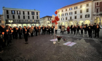 A Trecate fiaccole e palloncini per Giulia e le altre vittime di violenza