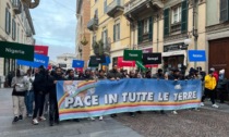 A Novara in 400 hanno iniziato l'anno marciando per la pace - Foto e Video