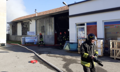 Incendio distrugge un magazzino a Borgomanero