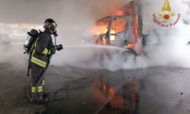 A fuoco un camion nella discarica di Borgo Ticino