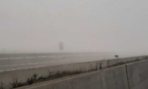 Nebbia sulla A26: cinque incidenti in 1 km, coinvolti 19 veicoli