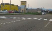 I commercianti di via Novara a Romagnano si fanno da soli le strisce pedonali