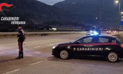Motociclista ubriaco fugge e poi aggredisce i carabinieri con una spranga: arrestato