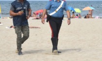 Atti osceni in spiaggia a Cannobio: molestatore mostra genitali e ruba costumi a 4 turiste