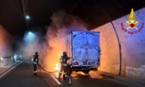 Camion in fiamme in galleria lungo l’autostrada A26