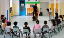 I bambini della scuola Garzoli di Trecate a lezione con i vigili