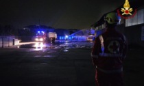Capannone in fiamme a Borgomanero: il difficile intervento dei vigili del fuoco