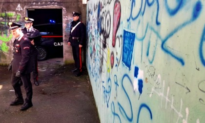 Imbratta con scritte e graffiti i muri di un parcheggio: 18enne denunciata