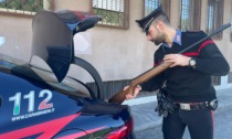 Litiga con il compagno e punta il fucile contro i carabinieri: arrestata