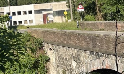 Ponte della ferrovia ammalorato: traffico a senso alternato a Comignago