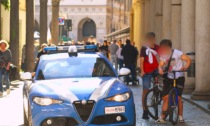 Strappa il telefono di mano a una ragazza e scappa: arrestato dalla Polizia a Novara
