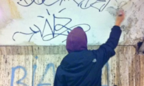 Imbratta i muri della stazione a Novara: denunciato writer