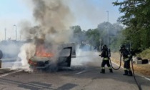 Furgone in fiamme in via delle Americhe a Novara