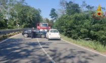 Incidente a Novara: tre auto coinvolte, una caduta in un fosso