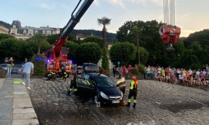Auto finita nel lago a Stresa: recuperata dai vigili del fuoco