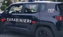 Si sdraia in mezzo alla strada poi insulta i carabinieri: denunciato