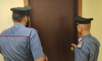Aggredisce il coinquilino con un coltello e lo prende a bastonate: denunciato dai carabinieri