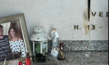 Vandali al cimitero di Casalbeltrame: colpita anche la tomba di Carlo e Veronica