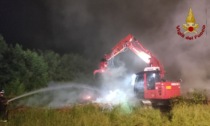 A Casaleggio incendio di rotoballe