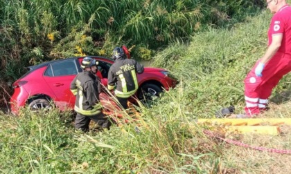 Schianto sulla provinciale 11: due auto nel canale e feriti incastrati tra le lamiere